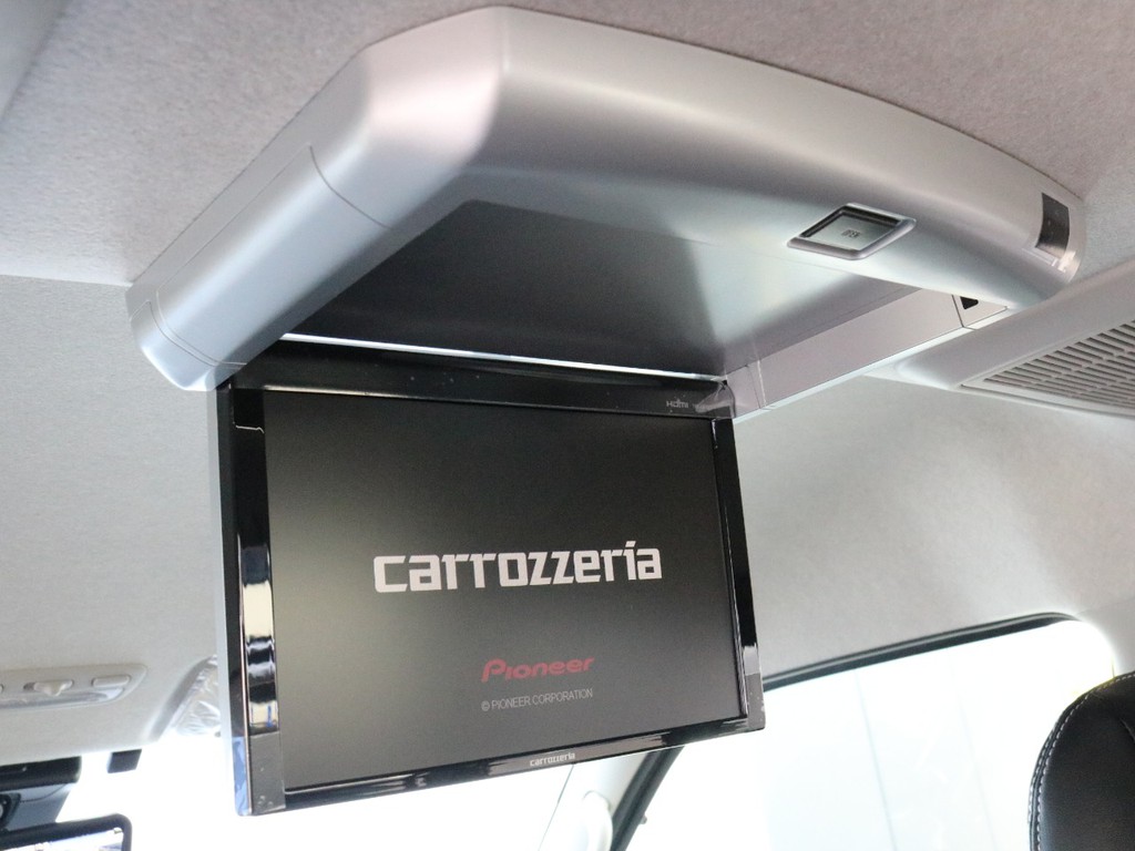 カロッツェリア フリップダウンモニターを完備！　後席に座るゲストを退屈させません！