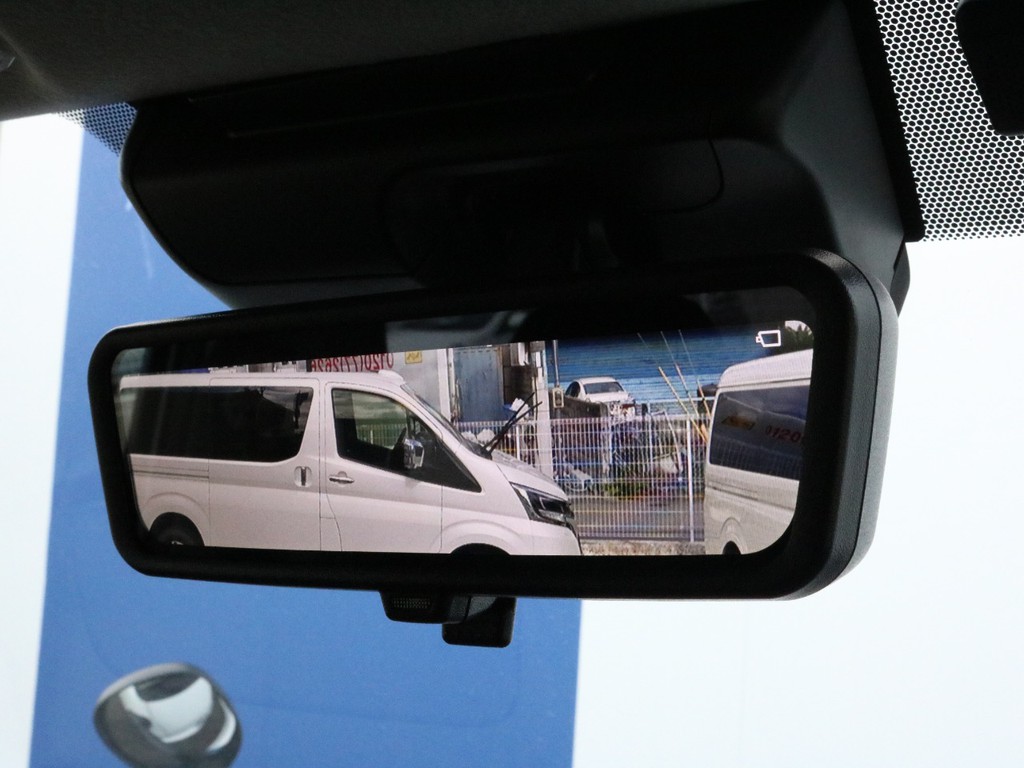 新たにメーカーオプションに加わったデジタルインナーミラーも完備！　見え難かったハイエースの後方が見易くなりました。通常の防眩ミラーに切り替えることも可能です。