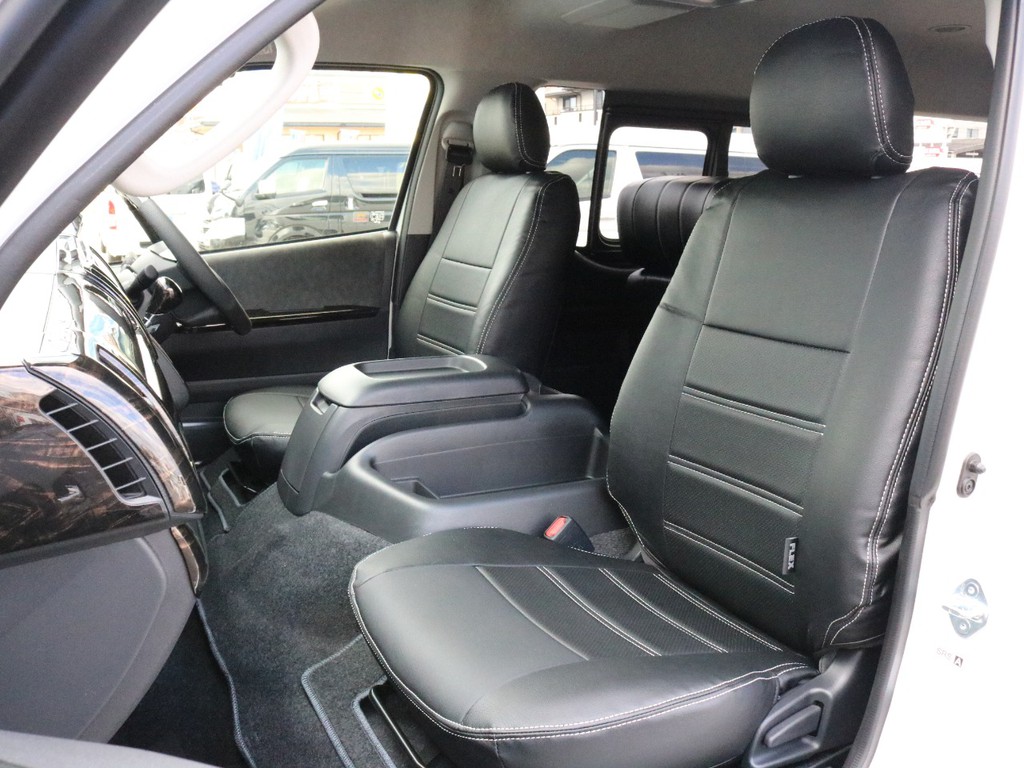 座席にはＦＬＥＸレザー調シートカバーを装着済み！　高級感を演出すると共にシートの保護効果も期待出来ます。