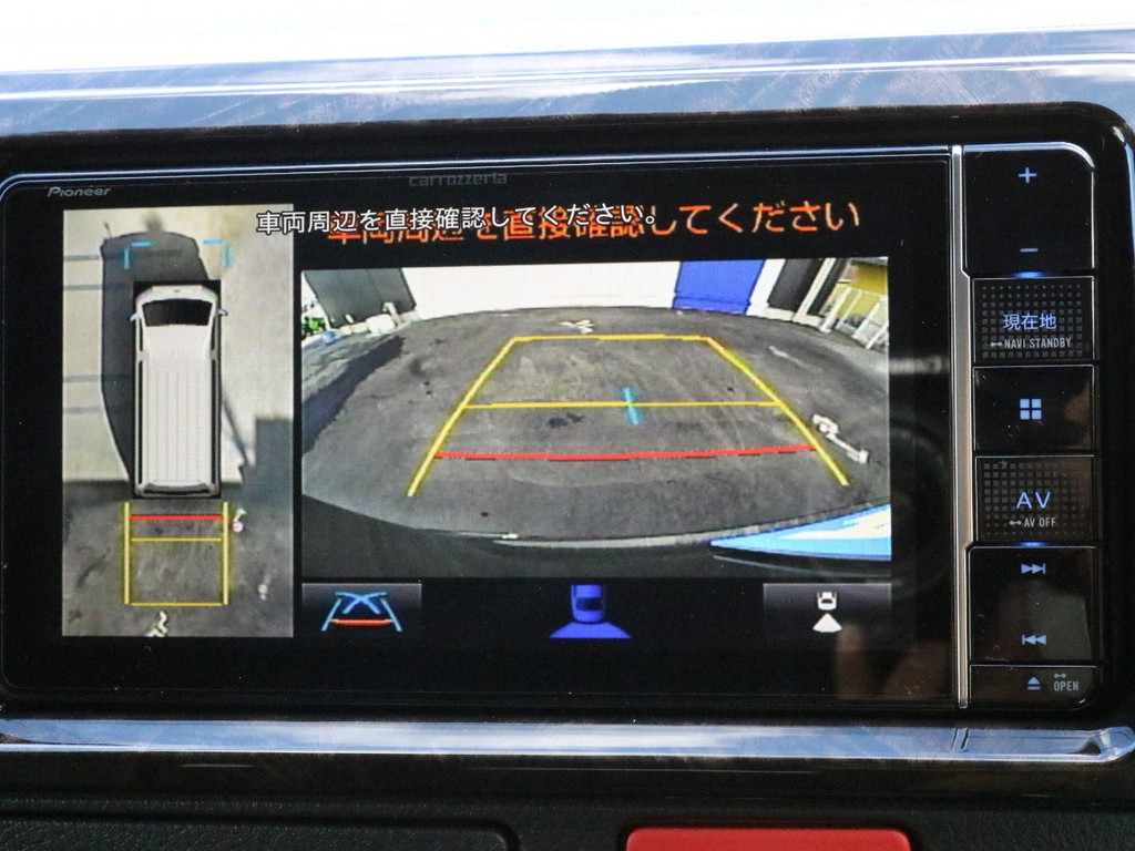 バックカメラも完備！　バックカメラやパノラミックビューの映像はナビモニターに描写されます。
