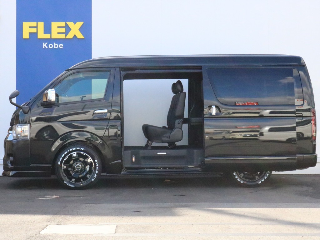 メーカーオプションの両側パワースライドドアも完備！　後部座席の乗り降りや荷物の積み下ろしがとても楽になります♪　風通しも良いので停車時の急速換気にも役立ちます。
