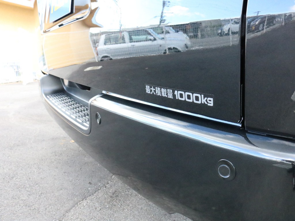 新たにメーカーオプションに加わったインテリジェントクリアランスソナーも完備！　駐車時など障害物が接近すると警告音や警告表示によって危険を知らせてくれます。