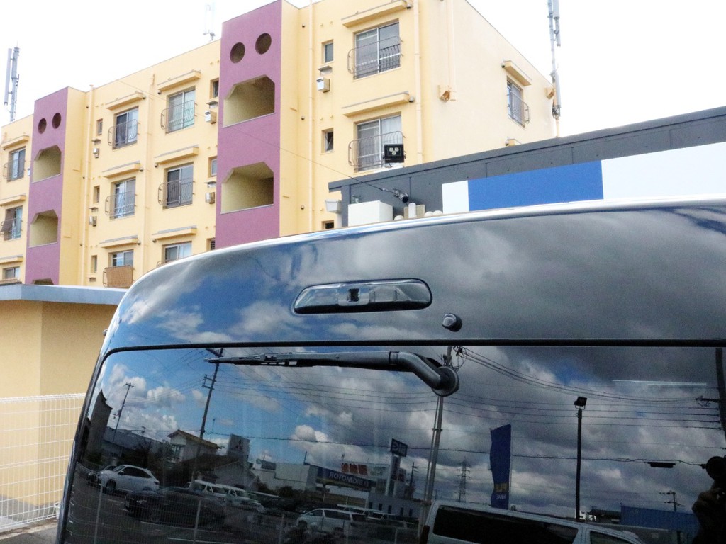 新たにメーカーオプションに加わったデジタルインナーミラーも完備！　このカメラが撮影した映像がルームミラーに描写されます。