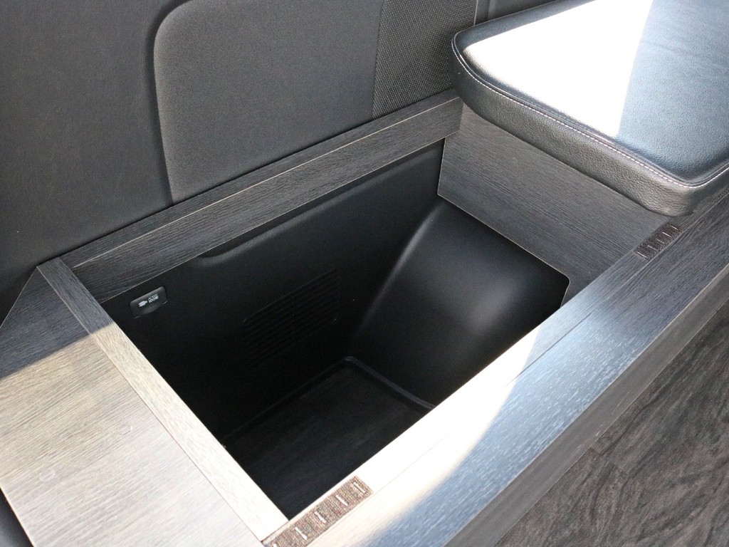 ベンチシート部分は上部パネルを外すことによって収納ボックスになります。ハイエースのスペースを余すことなくご活用頂けます。