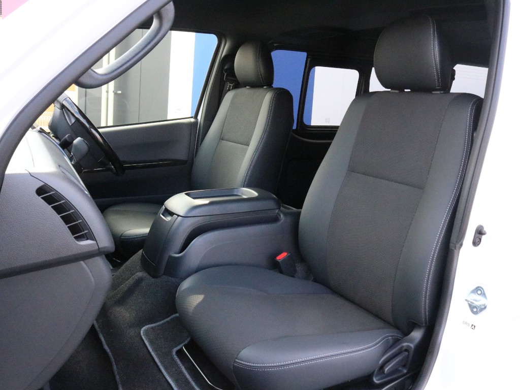 ダークプライムⅡ特別仕様車なので専用のハーフレザーシートが設置されています。そのままハーフレザーシートを楽しむのも、更にレザー調シートカバーを装着するのも貴方次第！