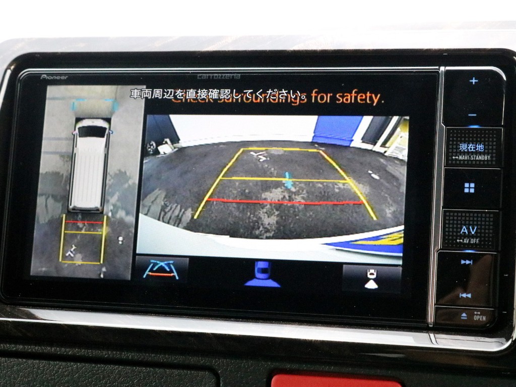パイオニアＳＤフルセグナビを搭載！　メーカーオプションのバックカメラも搭載されています。バックカメラやパノラミックビューの映像は、ナビモニターに映し出されます。