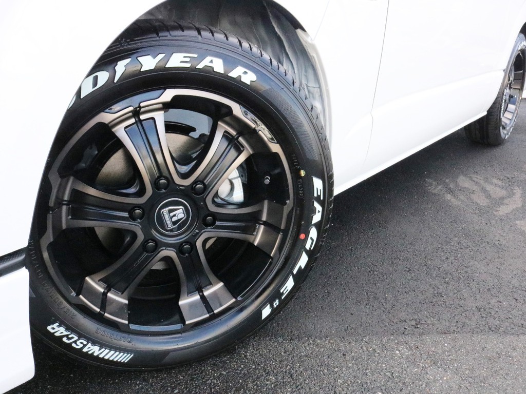足元にはFLEX専用ホイール バルベロディープス　17AWを装着！　タイヤはナスカーホワイトレタータイヤを合わせています。