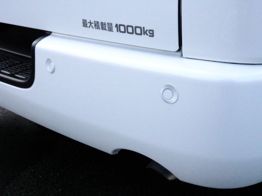 新たにメーカーオプションとして加わったインテリジェントクリアランスソナーがかんびされています。駐車時などに車両が障害物が接近すると警告音や警告表示で教えてくれます。