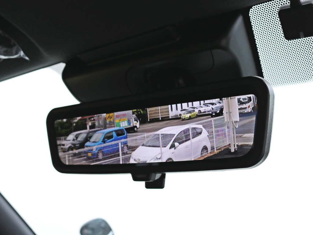 新たにメーカーオプションに加わったデジタルインナーミラーも完備！　見え難かったハイエースの後方がしっかり確認できるようになりました。