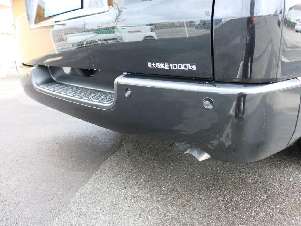 メーカーオプションのクリアランスソナーも完備されています。駐車時などに車が障害物に接近した際に音や表示によって警告してくれます。