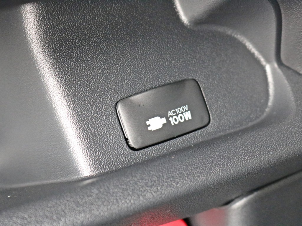 あると便利なアクセサリーコネクター（AC100V電源）も設置されています。