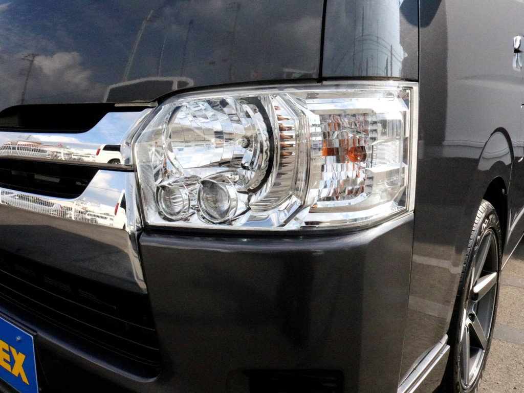 メーカーオプションのLEDヘッドライトを装備！　夜道を明るく照らしてくれます。