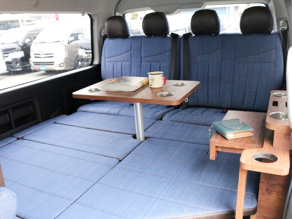 Ver1.5はフルフラットモードでもテーブルを設置することが可能です。見た目も肌触りも良いデニム生地の上で足を伸ばし十分にくつろぎましょう。（※マグカップや本やIQOSケースは付属しません）