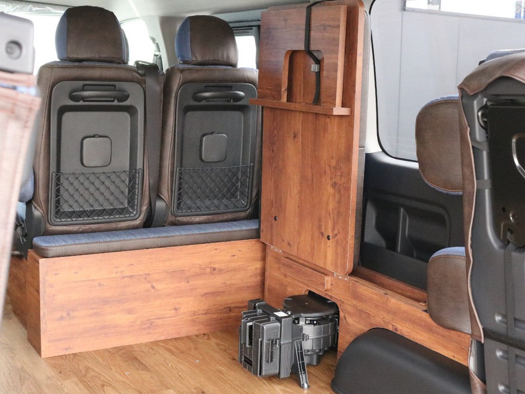 3列目シートを跳ね上げた状態です。木目調なので跳ね上げたシート自体がインテリアのようですね♪　下に見える黒い装置はリアヒーターです。