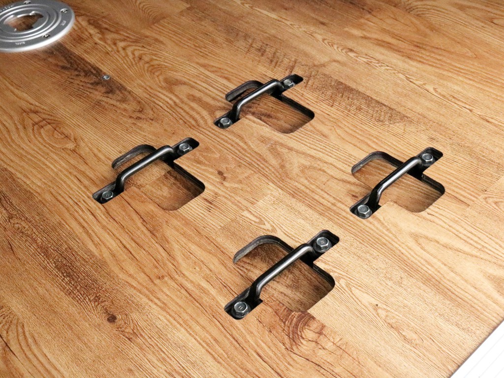 全面床張りフローリング施工済みなので足元の安定性が高く、お手入れも楽々です♪　木目調のデザインがデニムとぴったりですね。