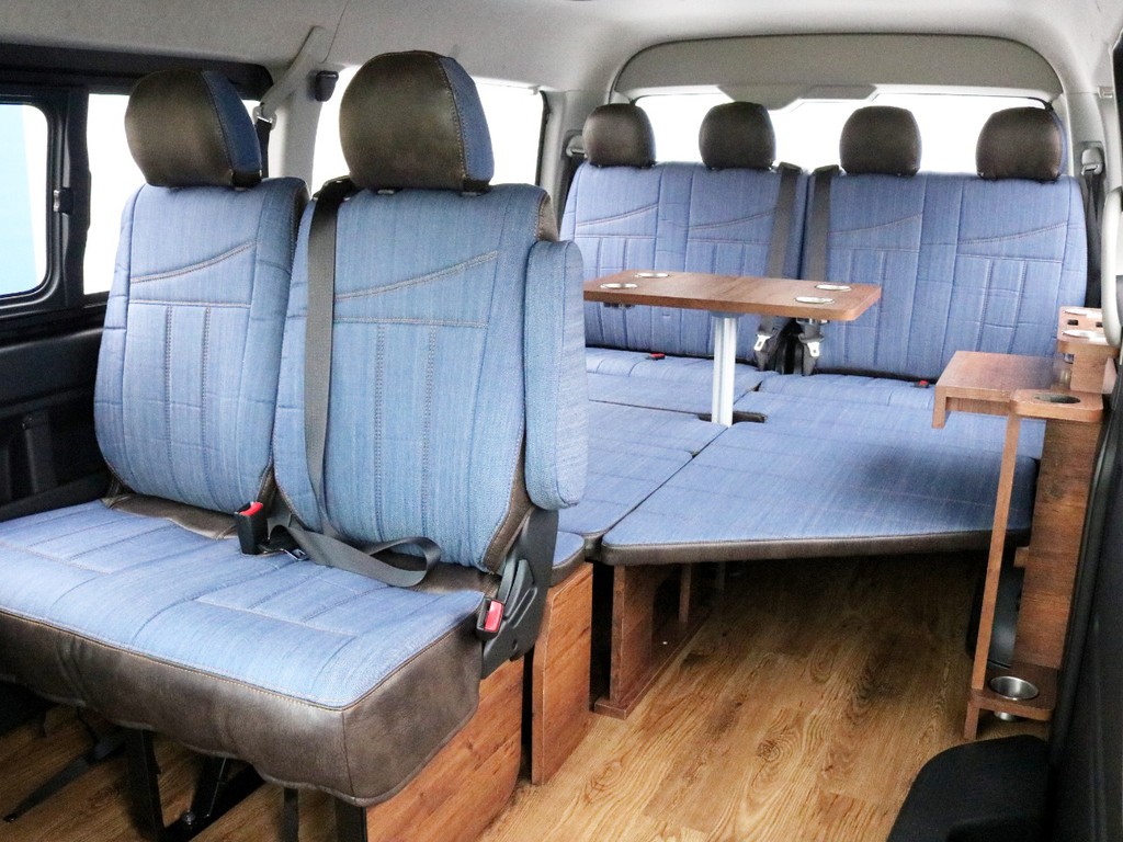 セカンドシートもデニムシートカバー装着済みです。車内全体に統一感が出ていますね。