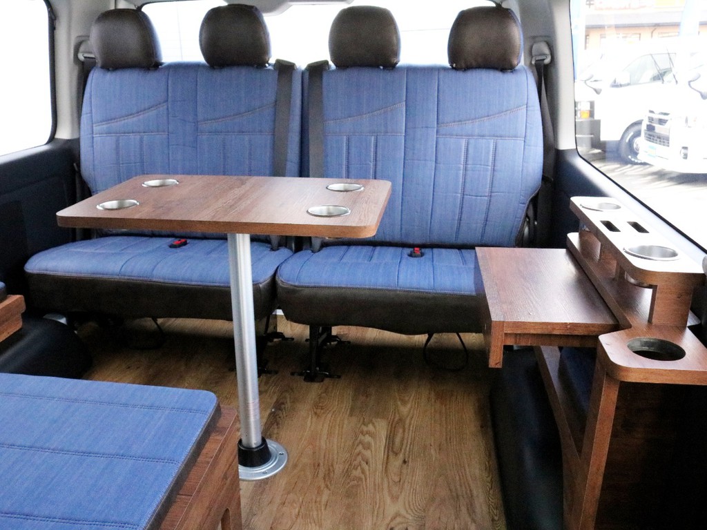 ベッドパネルを外して3列目シートを下し、テーブルを設置した状態です。素晴らしい景色を見ながら愉快なランチを楽しめそうですね♪