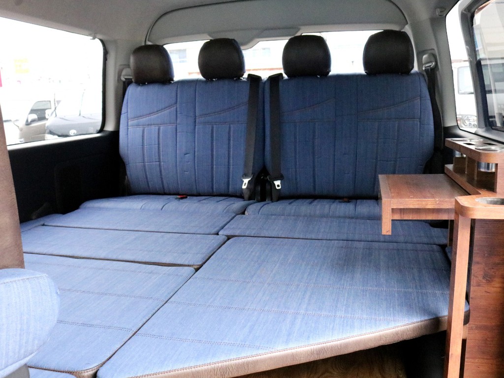 ベッドパネルを設置してテーブルを外したフルフラットモードです。大人二人くらいなら横になれる十分なスペースが確保されています。