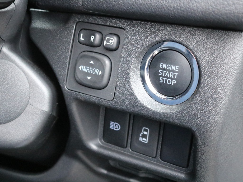プッシュスタート＆スマートエントリー完備！　パワースライドドアのリモコンスイッチは運転席に設置されています。