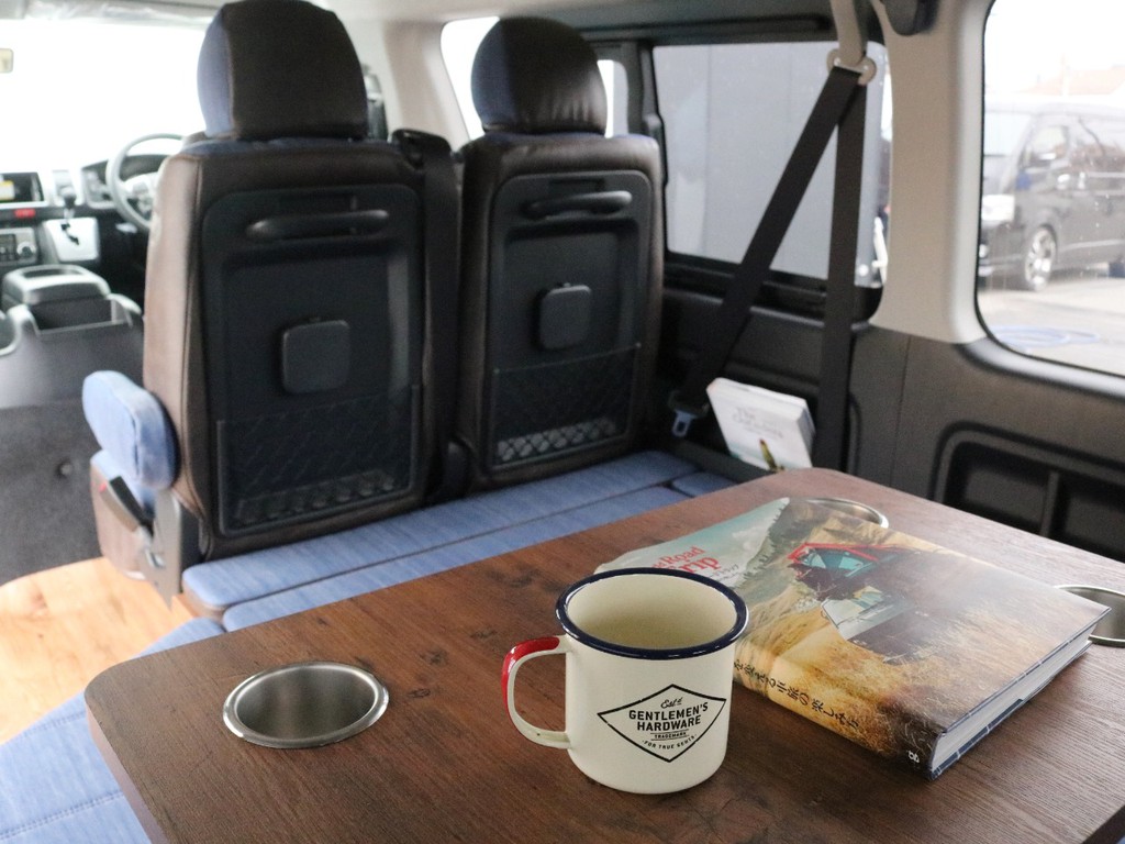 送迎や旅行は勿論、レジャーやアウトドアにもご活用頂ける一台です。ナビや後席モニターやスピーカーをチョイスして、Ver1.5デニムを最高の車にカスタマイズしませんか？（※マグカップや本は付属しません）