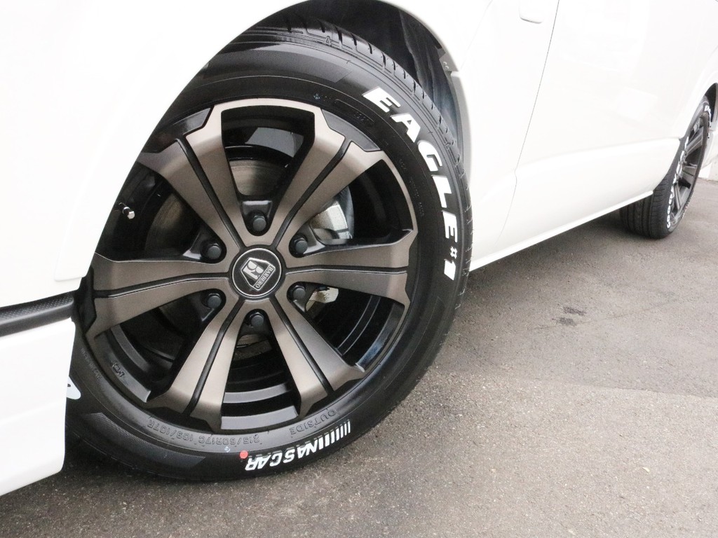 足元には落ち着いた雰囲気のFLEX専用カラーアーバングランデ１７インチホイルをセレクト。タイヤはグッドイヤーナスカーホワイトレターを合わせてあります。