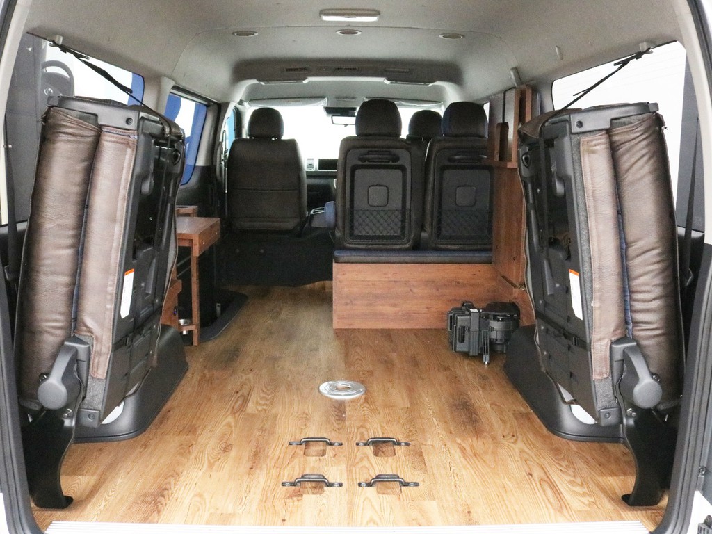 Ver1.5は3列目シートを跳ね上げる事が可能なため、10人乗りワゴンとしてはとても広いラゲッジスペースを確保することが可能です。トランポとしてもご活用頂けます。