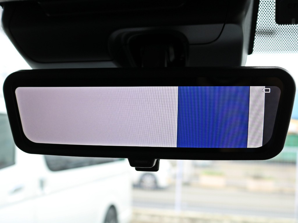 メーカーオプションとして新たに加わったデジタルインナーミラーを装備！　見辛かったハイエースの後方がくっきりと見えるようになりました♪