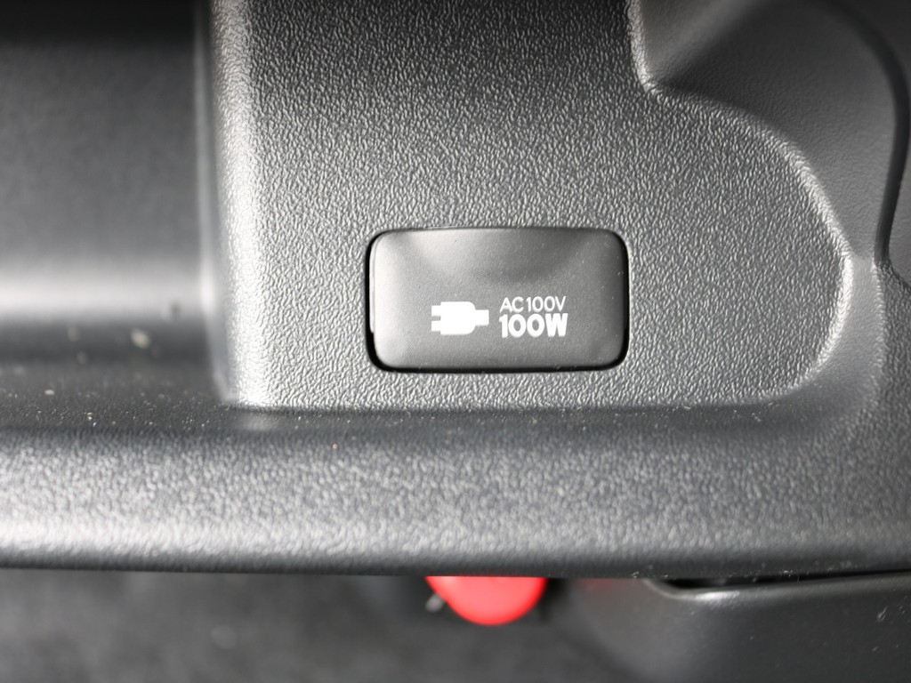 あると便利なアクセサリーコネクター（AC100V）も設置されています。