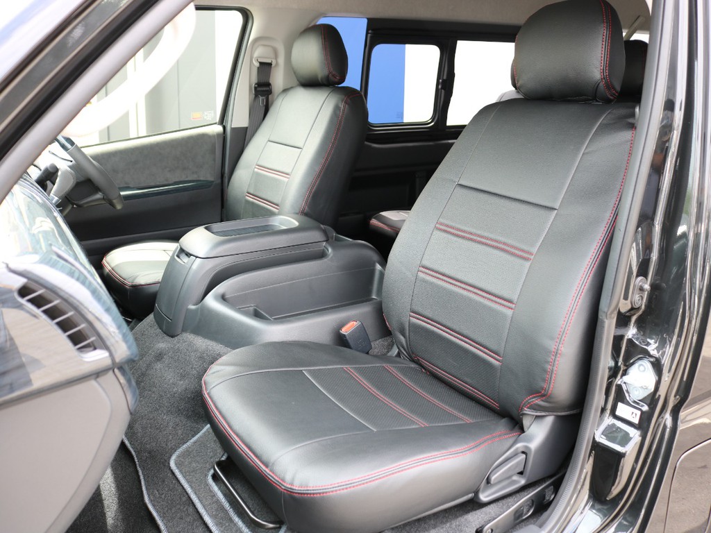 シートにはFLEXオリジナルのレザー調シートカバーを装着しています。赤ステッチが黒の車体にぴったりです♪