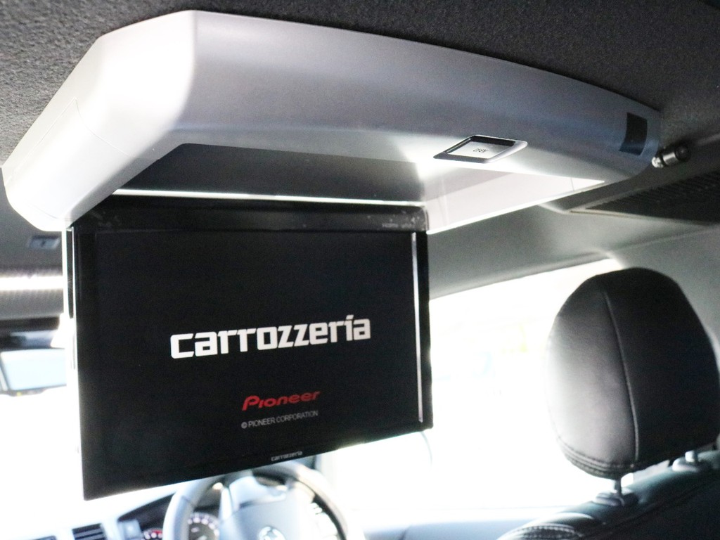 カロッツェリア10.2型フリップダウンモニターを装着！　後席のゲストを退屈させません！　車中泊の際にも大活躍！