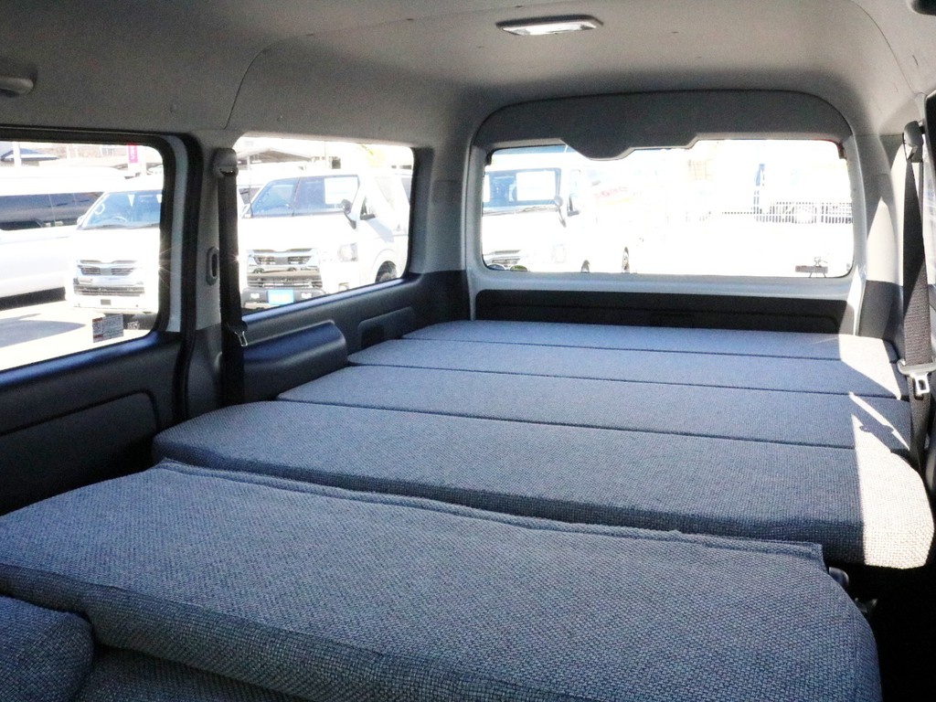 セカンドシートを倒すとハイエースの車内の殆どがフラット状態に！　セカンドシートもファブリックシートカバーを装着しているのでとても柔らかい質感です♪