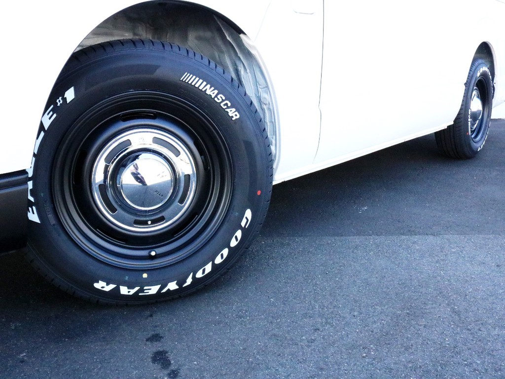 足元にはＤＥＡＮクロスカントリー１６インチアルミを装着！　車のイメージにぴったりですね♪　タイヤはグッドイヤーナスカーホワイトレタータイヤを合わせました。