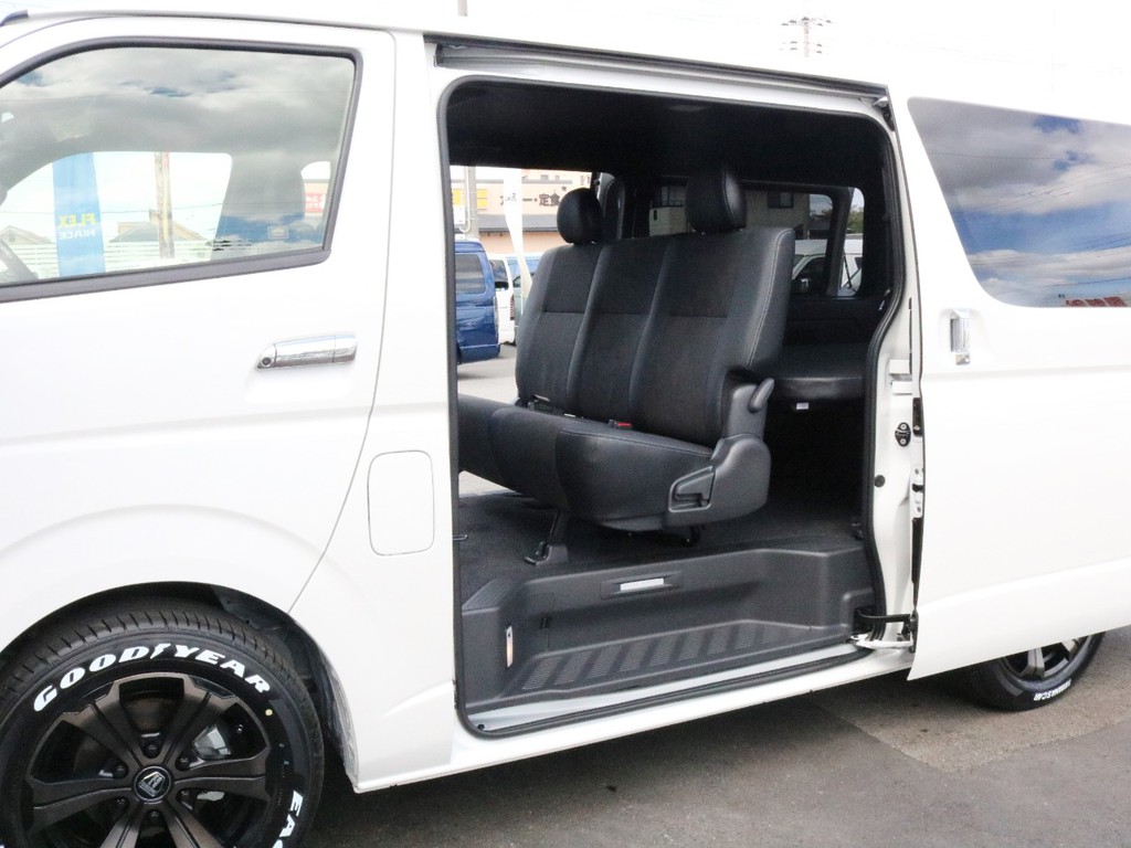 両側パワースライドドアも完備！　乗り降りも楽々♪　停車中の急速換気も可能です。