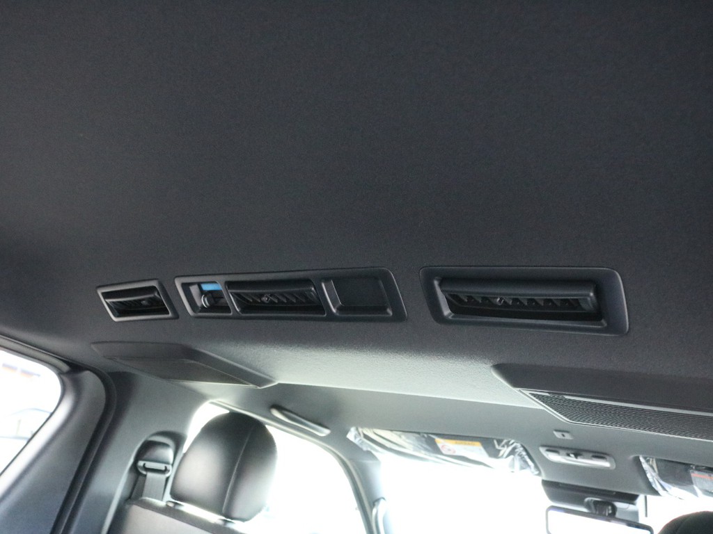 ダブルエアコン、リアヒーター完備なのでフローリングスペースの温度も快適♪　断熱防音材の設置等の追加カスタムも大歓迎です♪