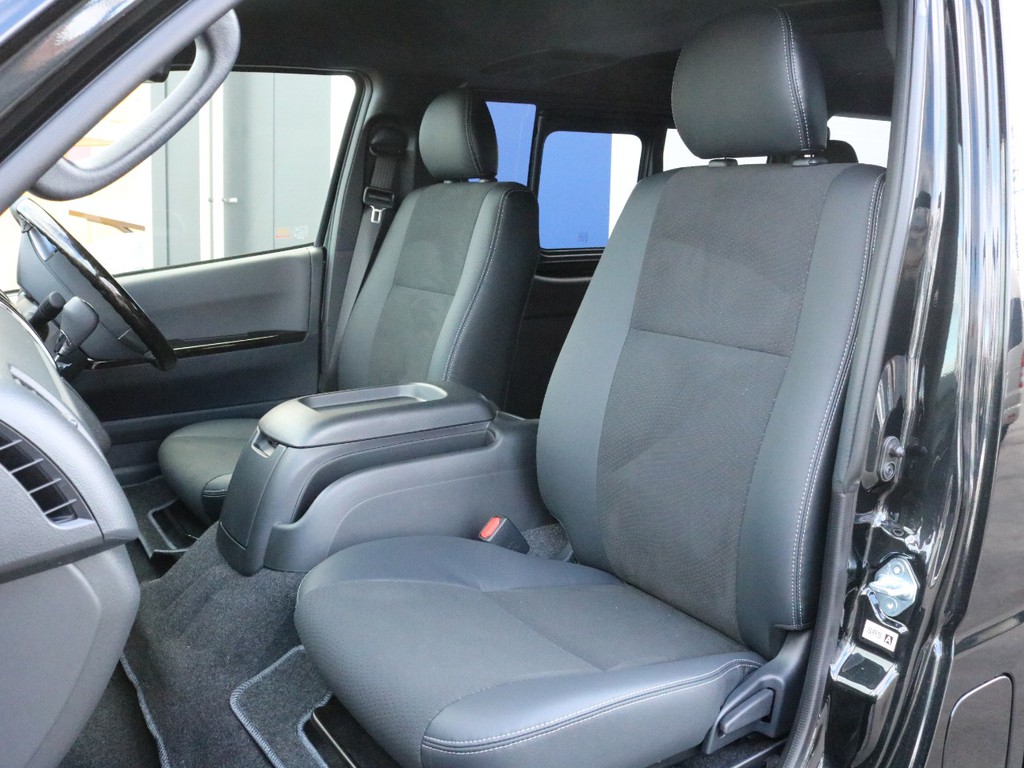 ダークプライムⅡ特別仕様車なのでシートは専用のハーフレザーシートとなっています。ハーフレザーシートをそのまま楽しむのも、追加でシートカバーを装着するのも貴方次第！