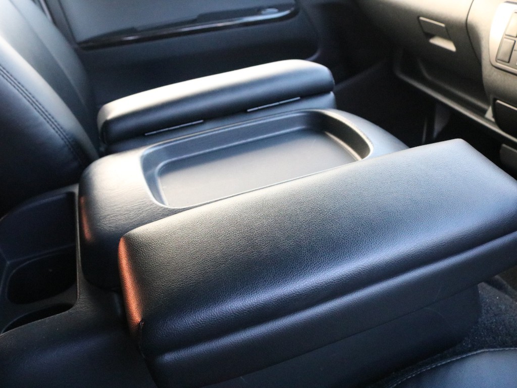 運転席、助手席共にアームレストが装着されています。アームレストの上部を開くと小物入れとしても使えます。