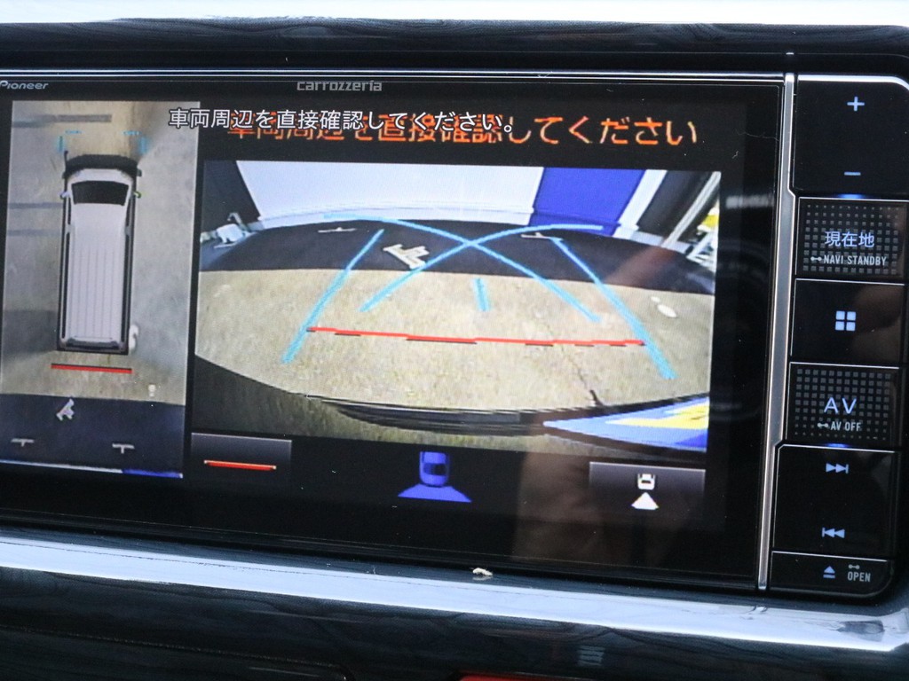 SDフルセグ地デジナビ装備済み♪　バックカメラや新メーカーオプションのパノラミックビューの映像を映し出すことも可能です。
