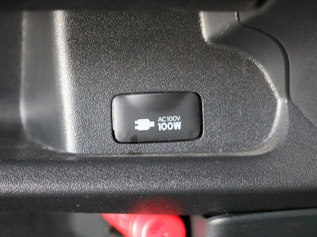 あると便利なメーカーオプション　アクセサリーコネクター（ＡＣ100Ｖ）も装着済みです。