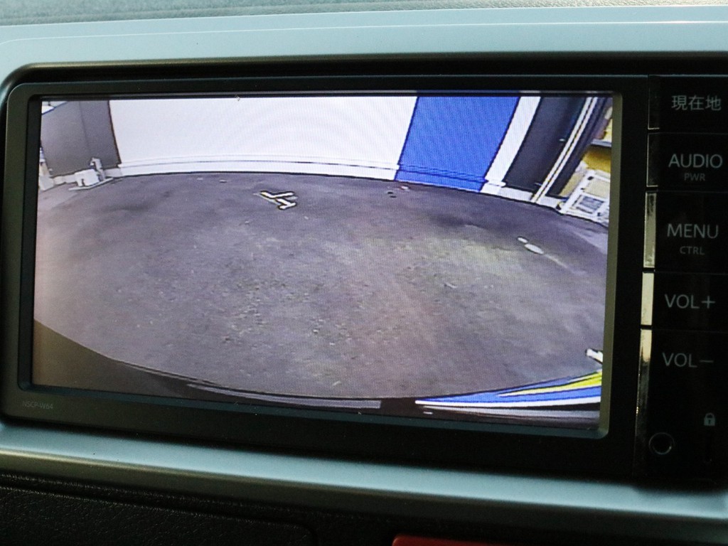 ワンセグ純正ナビ（NSCP-W64）を装着済みです。バックカメラも完備しており、バックカメラの映像はナビモニターに映し出されます。