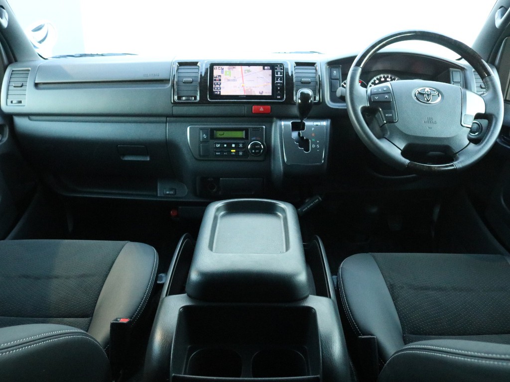 中古車では現在希少な５型ダークプライムⅡ！　ナビやフリップダウンモニターも装着済み！　走行距離は5万7千kmですが令和元年式で低燃費高出力のディーゼルターボ４ＷＤ！　まさにこれからの一台です！