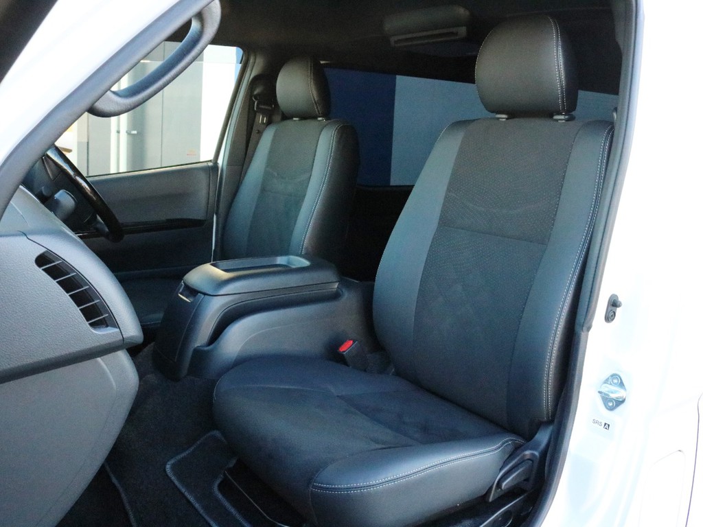 ダークプライムⅡ特別仕様車なので専用のハーフレザーシートが設置されています。ハーフレザーシートをそのまま使うのも、お好みのシートカバーを装着するのも貴方次第！
