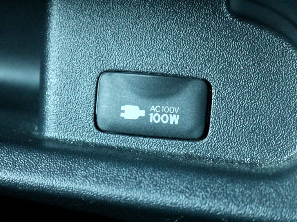 あると便利なメーカーオプションのアクセサリーコネクター（ＡＣ１００Ｖ）も完備しています！