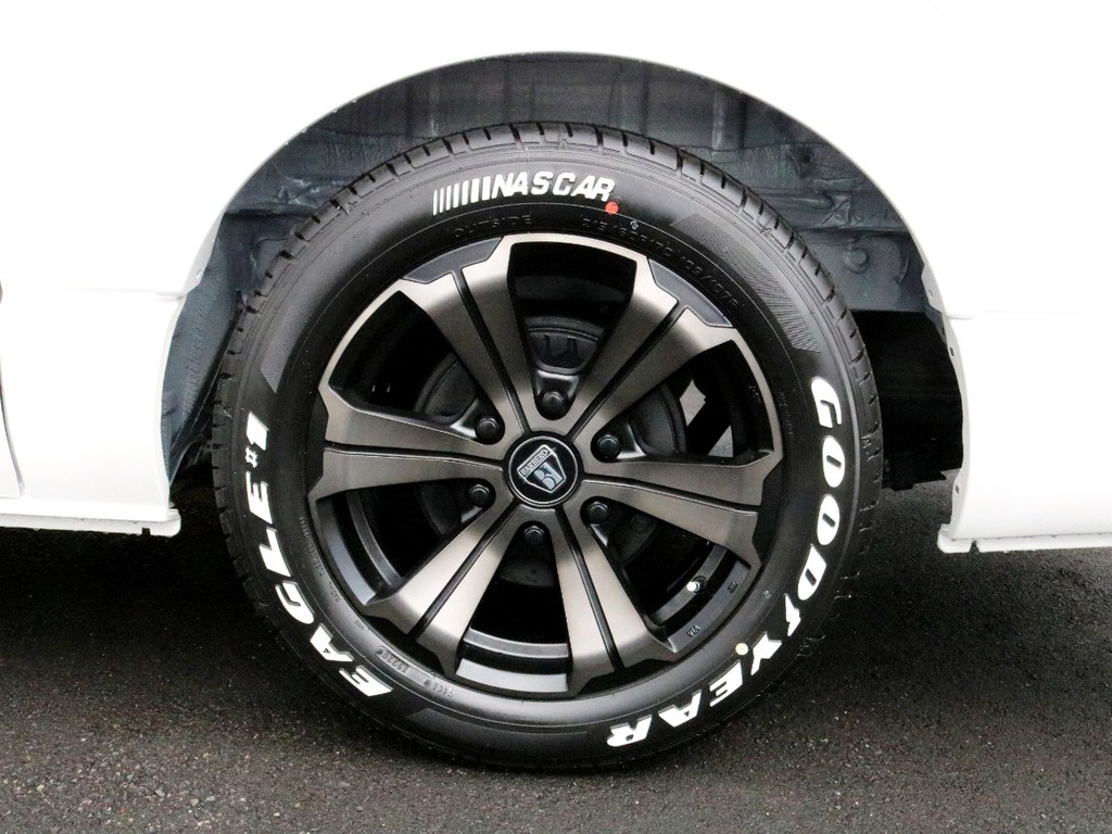 足元にはバルベログランデ FLEX専用カラーを装着！　タイヤはナスカーホワイトレタータイヤを合わせています。
