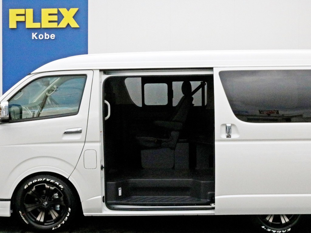 新車時メーカーオプションのパワースライドドアも完備！　乗り降りや荷物の積み下ろしが楽になります。反対側の窓には小窓が設置されています。