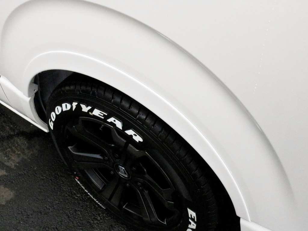 出幅6ｍｍのＦＬＥＸオーバーフェンダーを装着することによってホワイトレタータイヤを装着しても車体からはみ出す事がないので継続車検の際にも安心です。また視覚的なローダウン効果も期待出来ます。