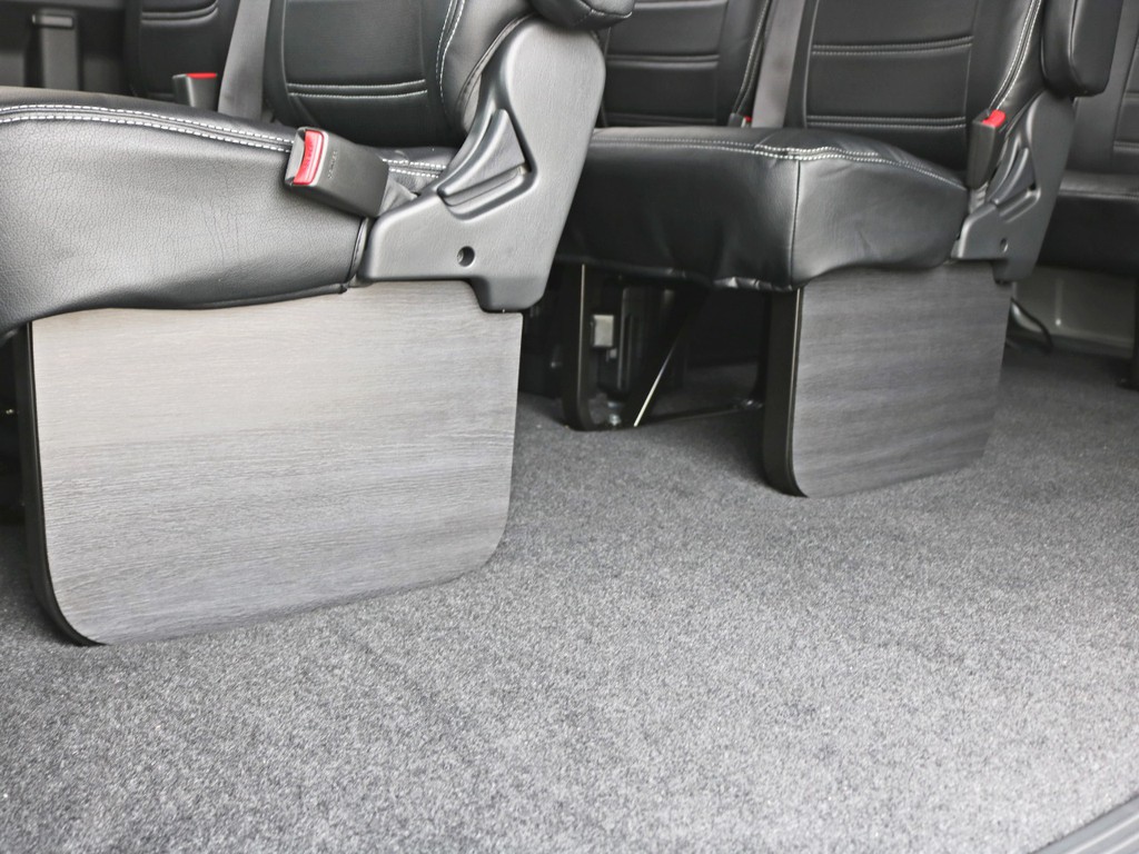 足元にはフッドパネルを装着。車内の高級感を演出します。