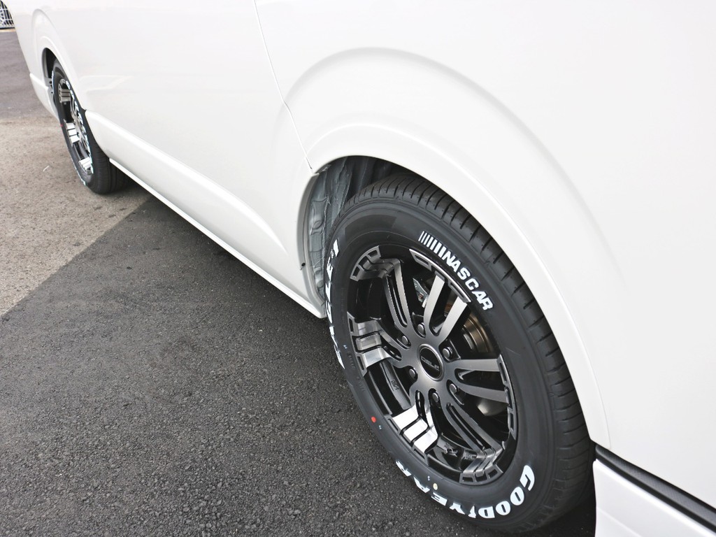 ＤｅｌｆｉｎｏＬｉｎｅオーバーフェンダー装着！　片側出幅６ｍｍ、前後２５ｍｍのダウンフェンダーの為、ローダウンの視覚効果も期待出来ます！