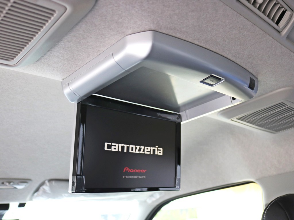 カロッツェリアSDフルセグ地デジナビ・１０．２型フリップダウンモニターを完備！　走行中のTV・DVDの視聴も可能です！　長距離ドライブも快適にお過ごしいただけます。