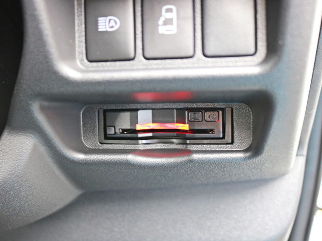 ハイウェイドライブの必需品ＥＴＣもビルトイン済み！