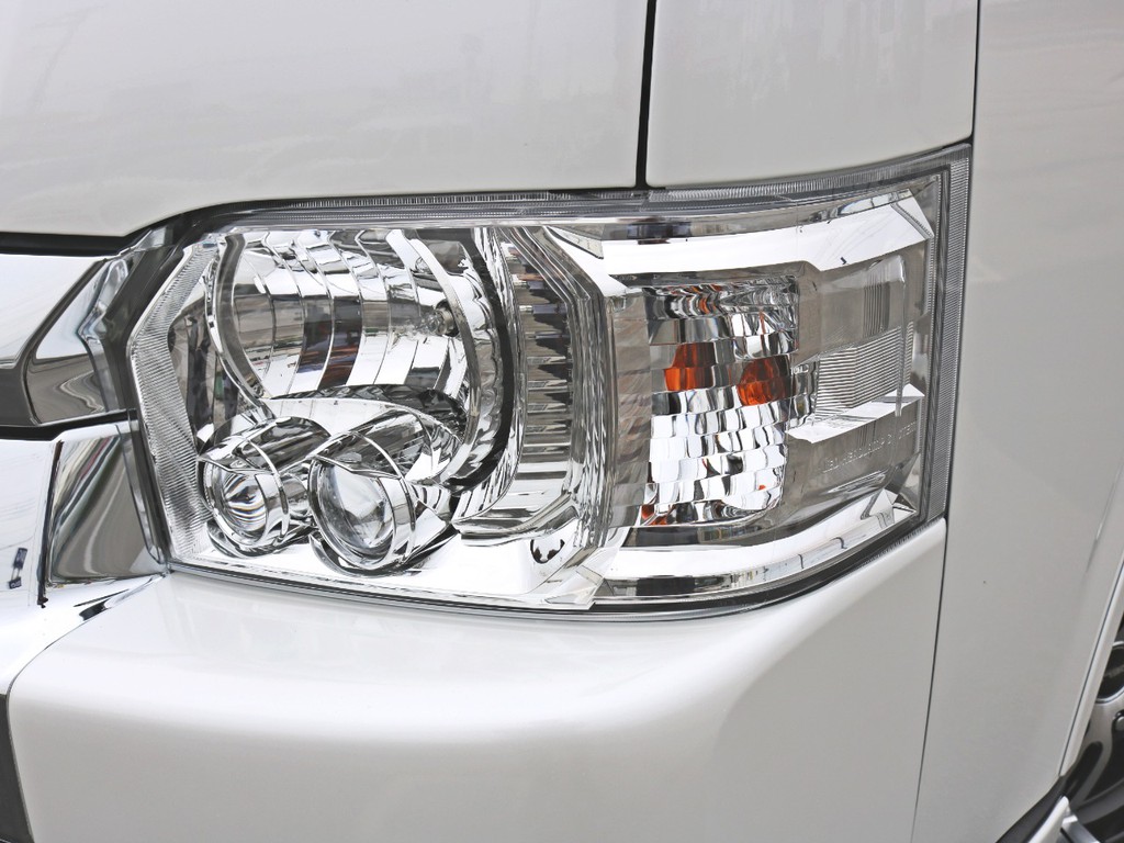 LEDヘッドランプ完備！　ハイビームのオートレベリング機能により先行車・対向車への眩惑防止にも配慮してあります。